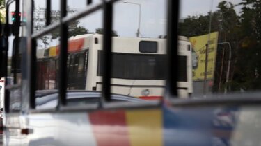Θεσσαλονίκη: Νεαροί πέταξαν νερόμπαλες σε λεωφορείο του ΟΑΣΘ