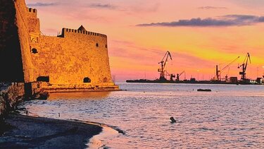 Μία μικρή "πλαζ" στο Ενετικό λιμάνι του Ηρακλείου!