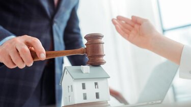 Παράταση 15 μηνών στην προστασία πρώτης κατοικίας των ευάλωτων νοικοκυριών