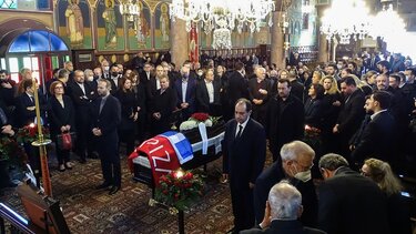 Με δύο σημαίες σκεπασμένη η σορός του Νεκτάριου Σαντορινιού στο "ύστατο χαίρε"