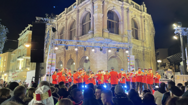 Μουσική, χορός και κομφετί "πλημμύρισαν" το Ηράκλειο 