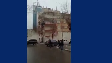 Σεισμός - Τουρκία: Η στιγμή που πολυώροφο κτίριο καταρρέει σαν χάρτινος πύργος 