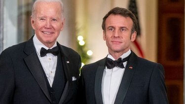  Μπάιντεν και Μακρόν χαιρέτησαν τη συμφωνία Λονδίνου-Βρυξελλών για την Βόρεια Ιρλανδία