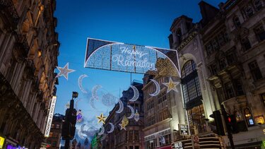 Ραμαζάνι: Το Λονδίνο για πρώτη φορά με μουσουλμανικό στολισμό