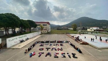 “Στείλε όταν φτάσεις” – Το συγκλονιστικό μήνυμα μαθητών για την τραγωδία