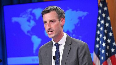 ΗΠΑ: Εγκαταλείπει το πόστο του εκπροσώπου του Στέιτ Ντιπάρτμεντ ο Νεντ Πράις