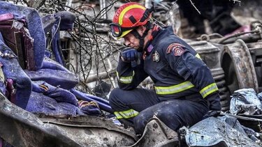 Διασώστης στα Τέμπη: «Ένιωσα πως χάνεται o κόσμος μου όταν βρήκα ένα βρεφικό κάθισμα»