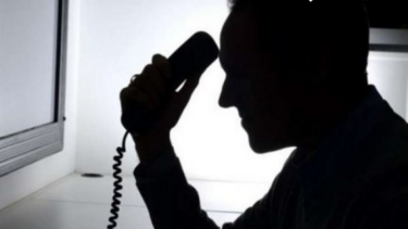 Έστειλαν τη γριούλα να ανάψει λαμπάδα, για να την "ξαφρίσουν"