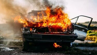 Φωτιά σε αυτοκίνητο, τη νύχτα