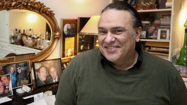 Κώστας Λειβαδάς: "Το βιβλίο και η ποίηση είναι οι πρώτες βοήθειες στις μέρες μας"