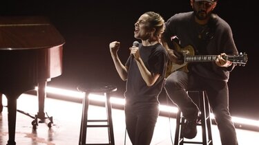 Η εμφάνιση-έκπληξη της Lady Gaga στη σκηνή των Όσκαρ