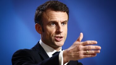 Γαλλία: Τα συνδικάτα ζητούν από τον Μακρόν να μην εκδοθεί ο νόμος για τη μεταρρύθμιση του συνταξιοδοτικού	