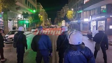 Πάτρα: Πορεία αντιεξουσιαστών για το δυστύχημα των Τεμπών - Φθορές σε τράπεζα 