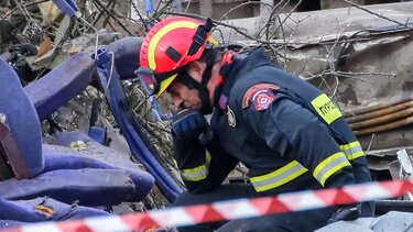 Ο πυροσβέστης της ΕΜΑΚ που λύγισε: "Βρισκόμουν πάνω από τα ματωμένα καλλυντικά μιας κοπέλας"