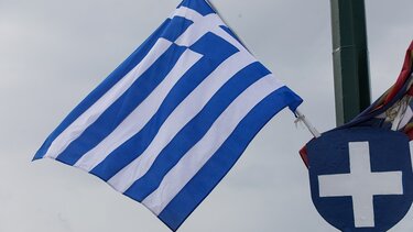 Στη μέση-μέση η εξέδρα των "επισήμων"