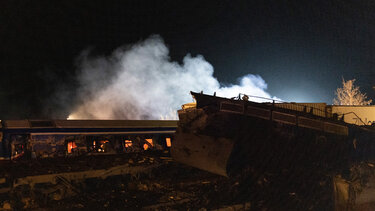 Τραγωδία στα Τέμπη: Το ένα τρένο ήταν σε λάθος γραμμή, σύμφωνα με τις πρώτες πληροφορίες