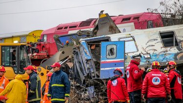 Τραγωδία στα Τέμπη: Κυβερνητικό κλιμάκιο υπό τον Χρήστο Τριαντόπουλο στη Λάρισα