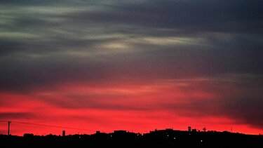 Συννεφιασμένη ανατολή με βαθυκόκκινα χρώματα στον ουρανό
