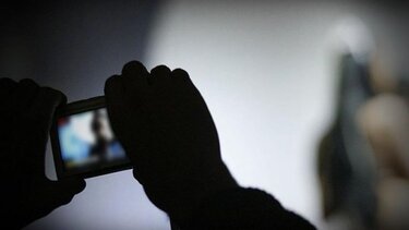 Σοβαρή υπόθεση revenge porn: Τον βιντεοσκόπησε γυμνό και του ζητούσε 7.500 ευρώ