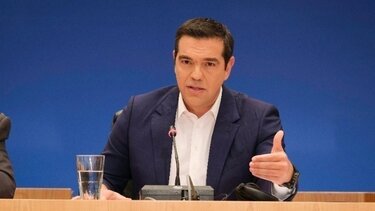 Ο Τσίπρας και η ανθοδέσμη Μητσοτάκη στον Βαρουφάκη