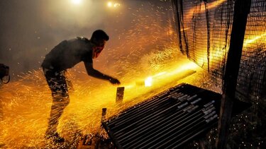 Ρουκετοπόλεμος στη Χίο: Κάτοικοι έστειλαν εξώδικο στο Δήμο