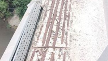 Κομμάτια τοίχου πέφτουν στον ποταμό!