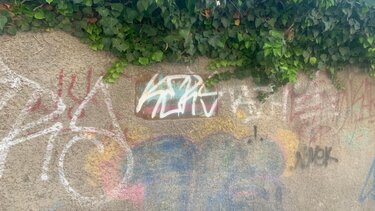 «Μια μουτζούρα» 