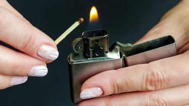 Άγιος Παντελεήμονας: "Έλουσε" με νέφτι τον σύζυγό της για να τον κάψει ζωντανό