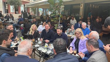 Χαλαρά, για μπουγάτσα και πολιτική κουβέντα, ο Ανδρουλάκης - Βολές για το Μουσείο