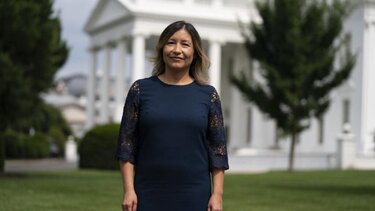 Η Τζούλι Τσάβες Ροδρίγκες αναλαμβάνει διευθύντρια της προεκλογικής εκστρατείας Μπάιντεν