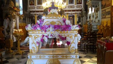 Ανώγεια: Ένδυση του Σταυρού και του Επιταφίου κατά τα έθιμα του τόπου