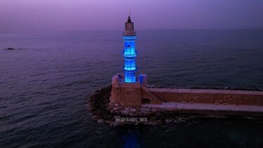 Στα μπλε, για τα παιδιά, ο Φάρος στο Ενετικό λιμάνι των Χανίων