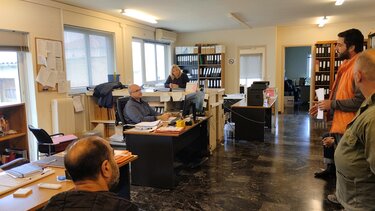 Παράσταση διαμαρτυρίας στην Επιθεώρηση Εργασίας από τους Οικοδόμους