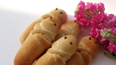 Το έθιμο των λαζαροκουλούρων αναβίωσε σήμερα στα Ανώγεια