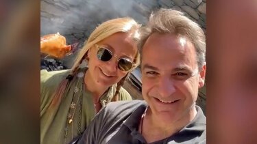 Κ. Μητσοτάκης στην Τήνο: "Ήρθε η ώρα για το αρνί και το κοκορέτσι"