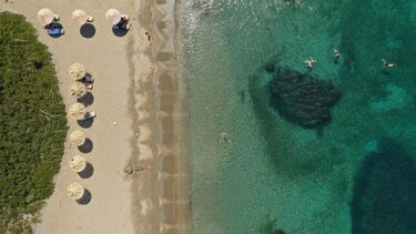 Παραλίες: "Έπεσαν" οι πρώτες "καμπάνες" για παρανομίες