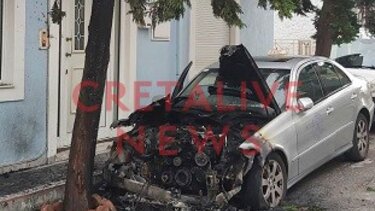 Φωτιά σε αυτοκίνητο, τα ξημερώματα - Ζημιές σε σπίτι, δίκυκλο και δέντρο!