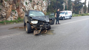 Αγροτικό βγήκε εκτός πορείας και προσέκρουσε σε βράχο