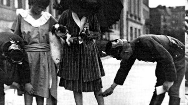 Πόσο απέχει από το έδαφος η φούστα σας κυρία μου;