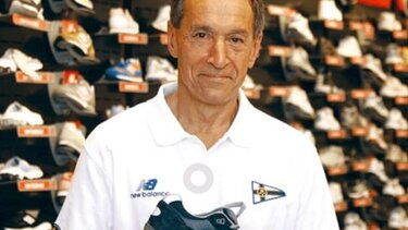 Ο Έλληνας επιχειρηματίας που «νίκησε» Nike και Adidas