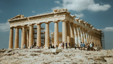 Γέμισαν με φωτογραφίες της Ελλάδας οι δρόμοι και το μετρό του Παρισιού