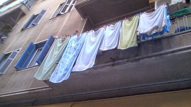 Έλεγε ότι του έπεσαν τα ρούχα από το μπαλκόνι ... και έκλεβε!