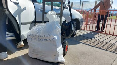 Με καρότσια μεταφέρουν τους εκλογικούς σάκους οι δικαστικοί αντιπρόσωποι