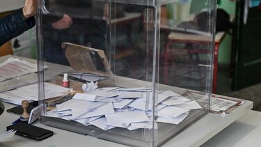 Εξαντλήθηκαν οι... ΚΟΤΕΣ, τις έψαχναν μέσα στο παραβάν! 