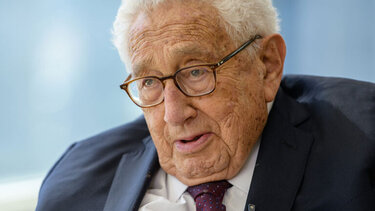 Ο Χένρι Κίσινγκερ συμπληρώνει τα 100 και παραμένει αμφιλεγόμενος