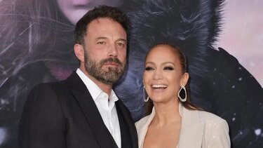 H Jennifer Lopez μπαίνει στο αυτοκίνητο και ο Ben Affleck κοπανάει αγανακτισμένος την πόρτα πίσω της