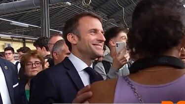 Το φλερτ θαυμάστριας στον Μακρόν