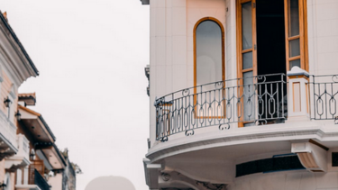 Τσακώθηκε με την γυναίκα του και την έριξε από το μπαλκόνι!