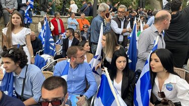 Και η νέα γενιά έδωσε το "παρών" στη συγκέντρωση Μητσοτάκη!