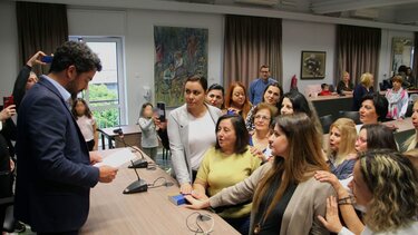 Σε κλίμα συγκίνησης η ορκωμοσία μονίμων υπαλλήλων στο Δήμο Χανίων για το πρόγραμμα «Βοήθεια στο Σπίτι»